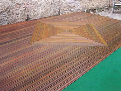 Terrasse en bois avec décoration