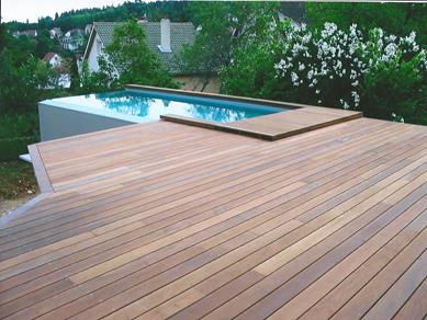 Terrasse pour piscine à débordement