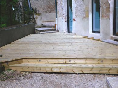 Terrasse pin eclairage contre marche